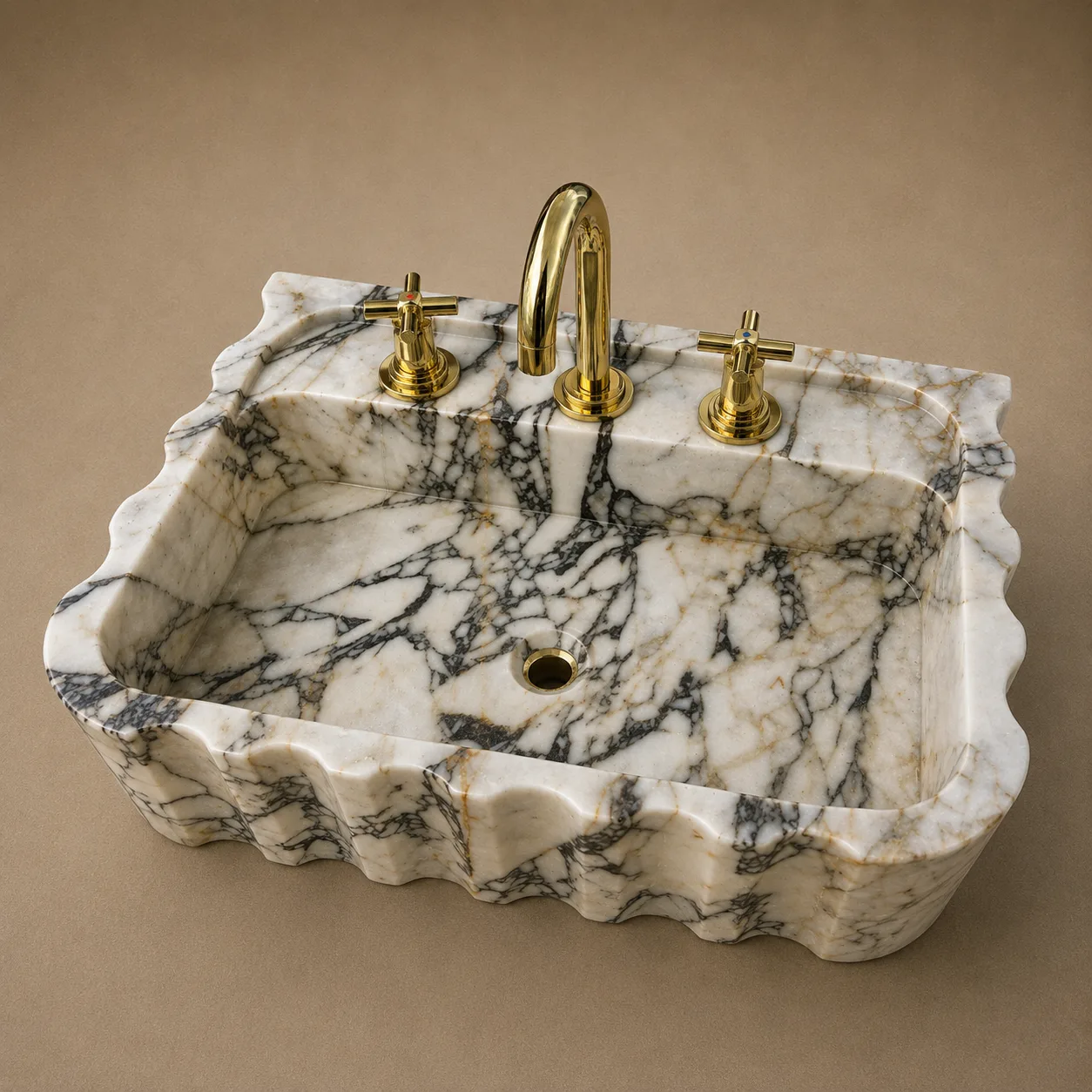 Calacatta Gold Mermer Lavabo – El Oyması Dalgalı Kenarlı Lüks Doğal Taş Duvar Lavabosu